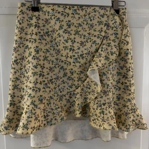 Blommig kjol - Säljer nu min kjol som inte längre passar mig. Superfin och jätteskönt material! 