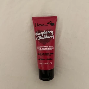 Handkräm  - Säljer den här handkrämen från I love… i doften ”raspberry & blackberry”🤍☺️Säljer för 35kr, 75ml stor!!