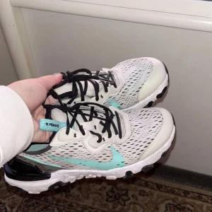 Nike skor  - Nike skor Storlek 36,5  Köpta på Zalando För 800kr Säljer för 400 pris kan diskuteras vid snabb affär 
