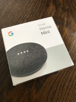 Google Home  - Google Home Mini  Helt ny i obruten förpackning.  Vi köpte två mobiltelefoner och fick två likadana på köpet. Säljer den ena.  