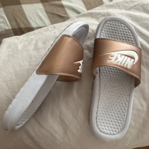 Tofflor - Tofflor från Nike i storlek 38, men skulle nog säga att dom passar bättre till någon i 35-37