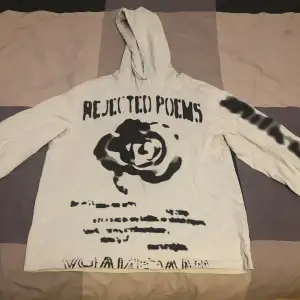 Hoodie som inte längre används. En hoodie fast har material/tjockhet av en t shirt. Fler bilder kan skickas vid begäran. 