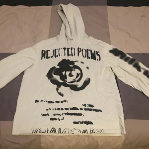 Hoodie | Weekday - Hoodie som inte längre används. En hoodie fast har material/tjockhet av en t shirt. Fler bilder kan skickas vid begäran. 