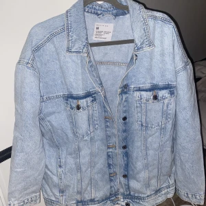 Oversize jeansjacka - Oversize jeansjacka från primark i storlek M💗 Helt oanvänd