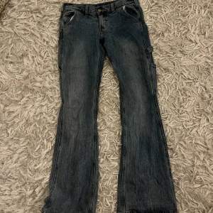 As snygga blåa bootcut jeans i storlek S/M. Midjemått: 38cm, innerbenslängd: 76cm! Vid fler frågor kom privat💓🙏