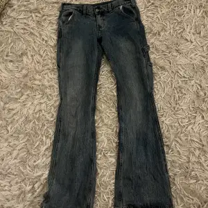As snygga blåa bootcut jeans i storlek S/M. Midjemått: 38cm, innerbenslängd: 76cm! Vid fler frågor kom privat💓🙏