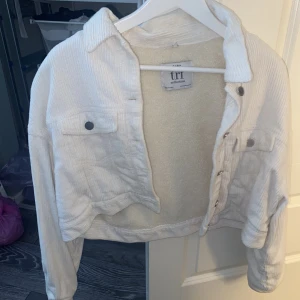 Manchester/teddy jacka från zara - Såså fin jacka från zara i manchester med fodrad insida. Älskar verkligen denna jacka men den kommer inte till användning. Modellen är croppad. Väldigt sparsamt använd så inga märkbara slitningar💗