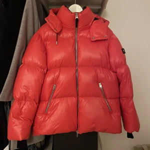 Mackage jacka - Mycket fin Mackage jacka, använd ett fårtal gånger och i mycket bra skick! Säljer då jag inte riktigt fått användning av den. Även kvitto tillkommer! Nypris ligger på 10 000kr.