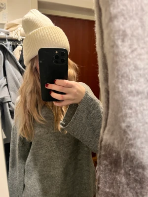 Vit mössa  - En jätte fin vit mössa, perfekt till vintern. Har sminkfläckar i sig, kom privat för fler bilder 