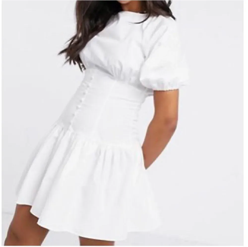 Fin vit klänning från Asos, köpt för 3 år sedan men endast använd 1 gång därav att den är skrynklig då den inte kommit till användning, köpt på Asos nypris 349kr. Klänningar.