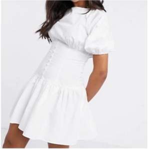 Fin vit klänning från Asos, köpt för 3 år sedan men endast använd 1 gång därav att den är skrynklig då den inte kommit till användning, köpt på Asos nypris 349kr