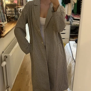 Kappa - Säljer min rutiga kappa från H&M! Helt oanvänd! I storlek 34/36
