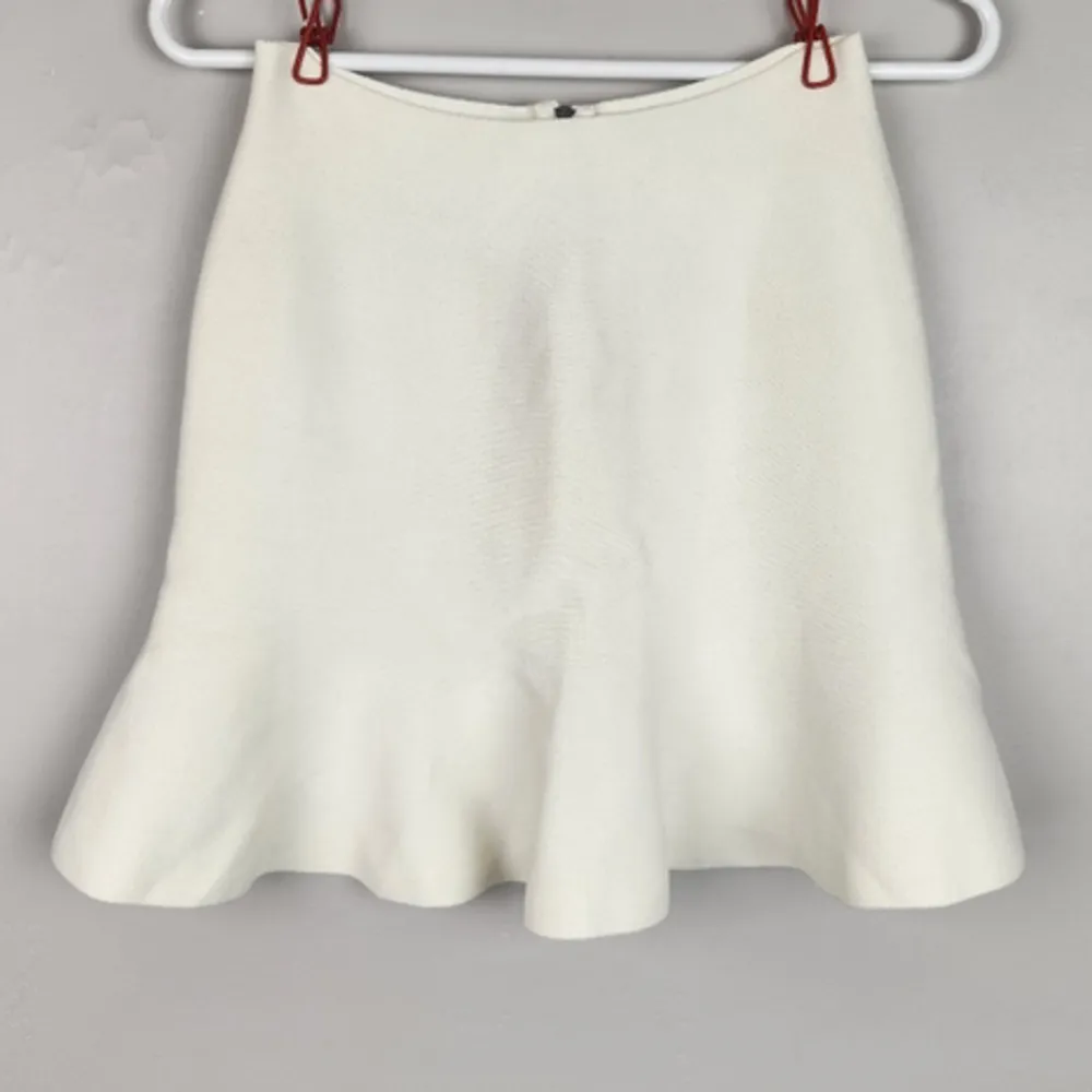 Short and flowy white skirt  Tight fit  Size S Good condition  Zipper in the back Perfect for summer . Kjolar.