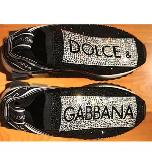 Säljer mina älskade Dolce & Gabbana skor med diamanter för att de är för stora de inte äkta AA kopia köpta för 4000kr mitt pris 1500kr  (Finns tyvärr ingen box tappade bort den) ( pris går o diskutera vid snabb affär) köparen står för frakten. Fler bilder