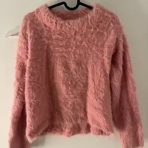 Säljer denna rosa fluffiga tröjan. Har du någon fråga är det bara att höra av dig😊