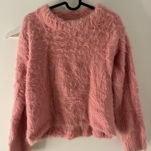Fluffig tjocktröja - Säljer denna rosa fluffiga tröjan. Har du någon fråga är det bara att höra av dig😊