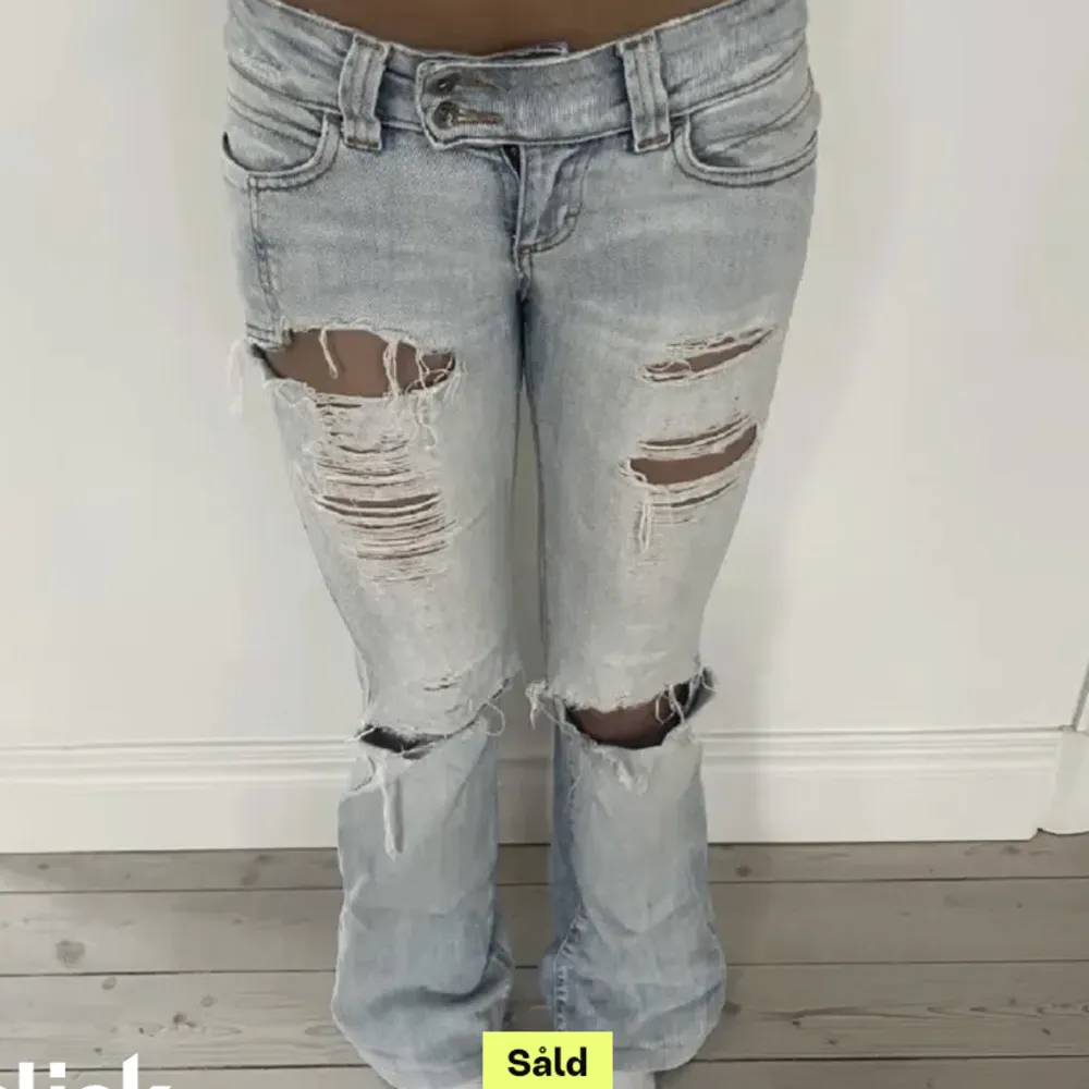 Jättesnygga jeans köpta här på Plick. Köpta för 700 men säljs för 400, kontakta för egna bilder❤️. Jeans & Byxor.