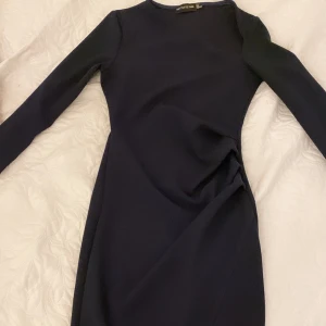 Klänning - Marinblå klänning från prettylittlething. Jättefin sitter tajt och har en slits nertill.