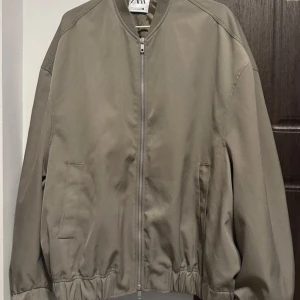 Bomberjacka zara - Såå fin bomberjacka från zara i helt perfekt skick. Storlek M men passar även L.