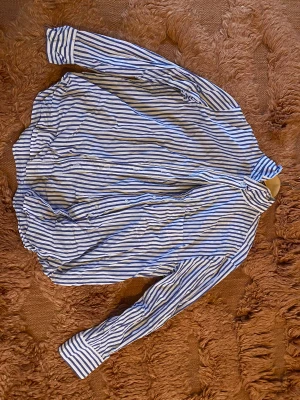 Hm skjorta  - HM skjorta, köpt i butik. Väldigt bra skick ändast använts högst 3 gånger. Nypris 250 