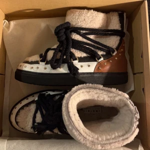 Inuikii skor - Väldigt sparsamt använda inukiis köpa förra vintern, därav priset!☺️Skriv för fler bilder, modell och storlek finns på 3e bilden!