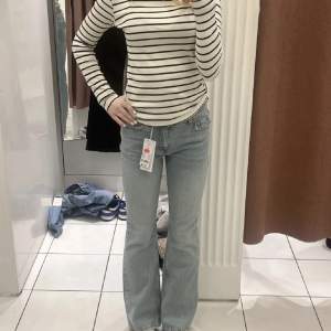 Säljer nu mina ljusblå flare jeans från Gina tricot. Köpta för 499kr i somras. Endast använda ett fåtal gånge rock har inga defekter! Passar på mig som är 169cm. Skriv för fler bilder🤍🫶🏽