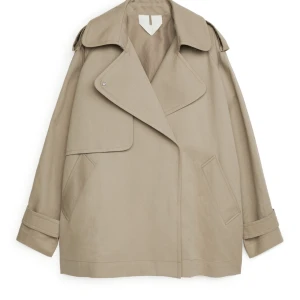 Arket  - Säljer denna Arket trench coat. Storlek M. Knappt använd. Lånad bild men har egna vid förfrågan☺️