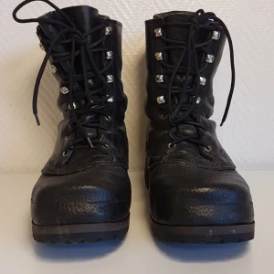 Klassiska Lundhags 40,5 - I bra bruksskick. 265mm (drygt) innersula passar en fot på 250mm (rita av foten på en A4). Mina fötter är 255mm och hade behövt 5mm mer luft vid bruk av dubbla yllesockor. Alltid brukat Jörns Gammeldags Lädersmorning.