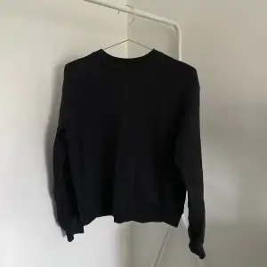 En svart sweatshirt från Ginatricot. Storlek S. 