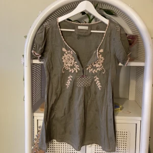 Militärgrön rosa Odd Molly blus - Gullig Odd Molly blus is militärgrön med rosa broderi. Storlek 2 💖