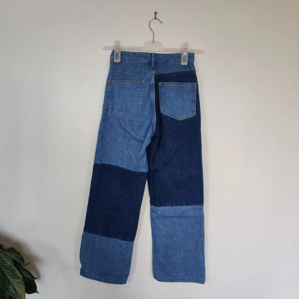Uppsydda jeans med unikt patchmönster. Passar någon som är runt 1,60 cm. Jeans & Byxor.