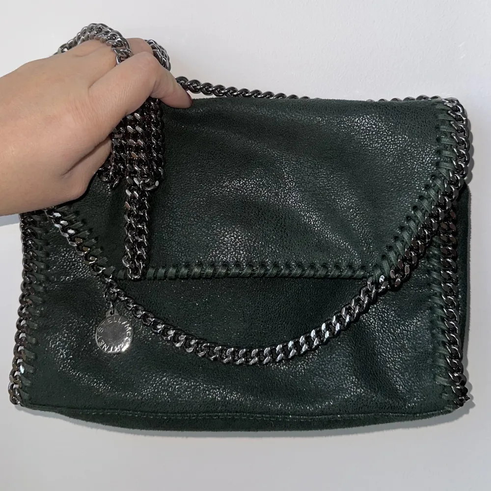 Säljer min Stella väska i denhär sjukt unika grön färgen, passar till allt och verkligen så cool väska till hösten. Köpte från Farfetch 2020 men väskan har inte kommigt till användning så den är i superbra skick! ❤️. Väskor.