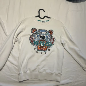 Kenzo tröja - Kenzo vit tröja, ett litet litet hål på armen. Syns knappt. Tröja är smalare än M. 