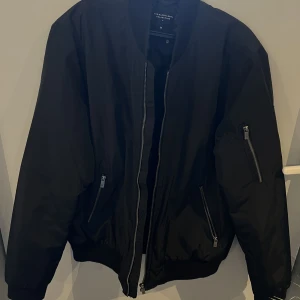 Svart bomberjacka  - Svart bomberjacka i mycket fint skick.