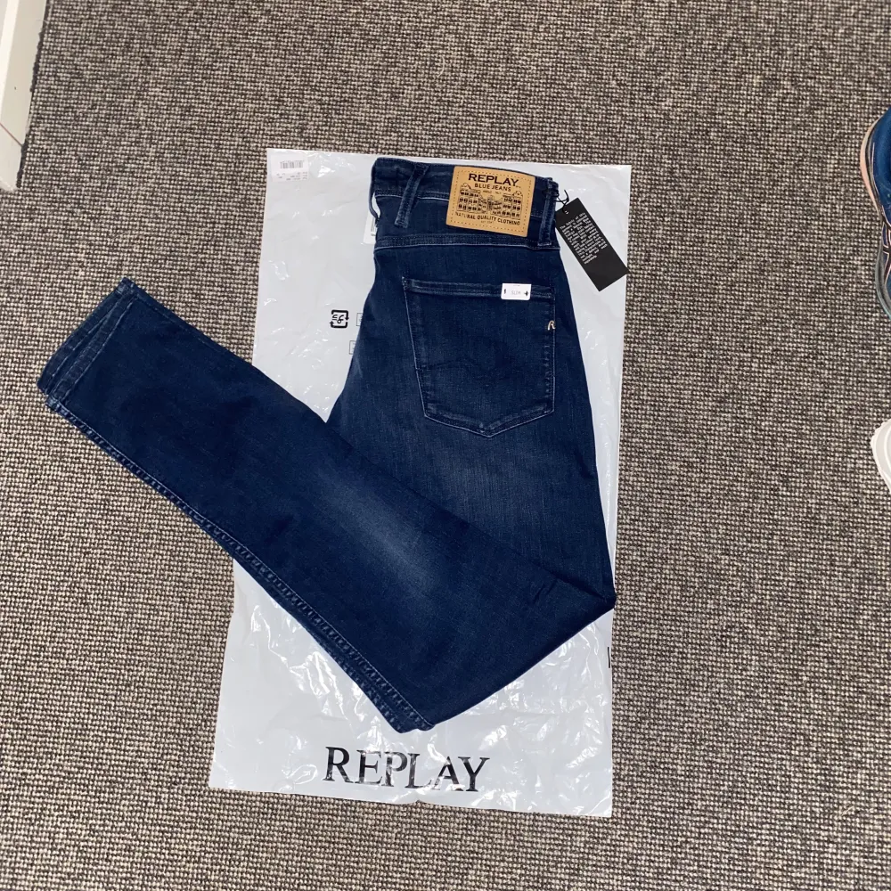 Tja nu säljer jag dessa helt sprillans nya Replay jeans. (Slim fit) Nypris 1899, köp av mig för endast 599. Storlek 28/34, sitter bra på mig som är 180. Hör av dig vid frågor eller funderingar mvh Liamsellout!🙏🏽❤️. Jeans & Byxor.