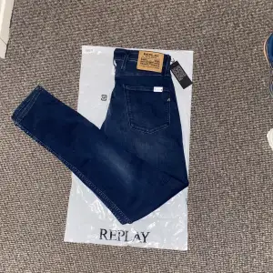 Tja nu säljer jag dessa helt sprillans nya Replay jeans. (Slim fit) Nypris 1899, köp av mig för endast 599. Storlek 28/34, sitter bra på mig som är 180. Hör av dig vid frågor eller funderingar mvh Liamsellout!🙏🏽❤️
