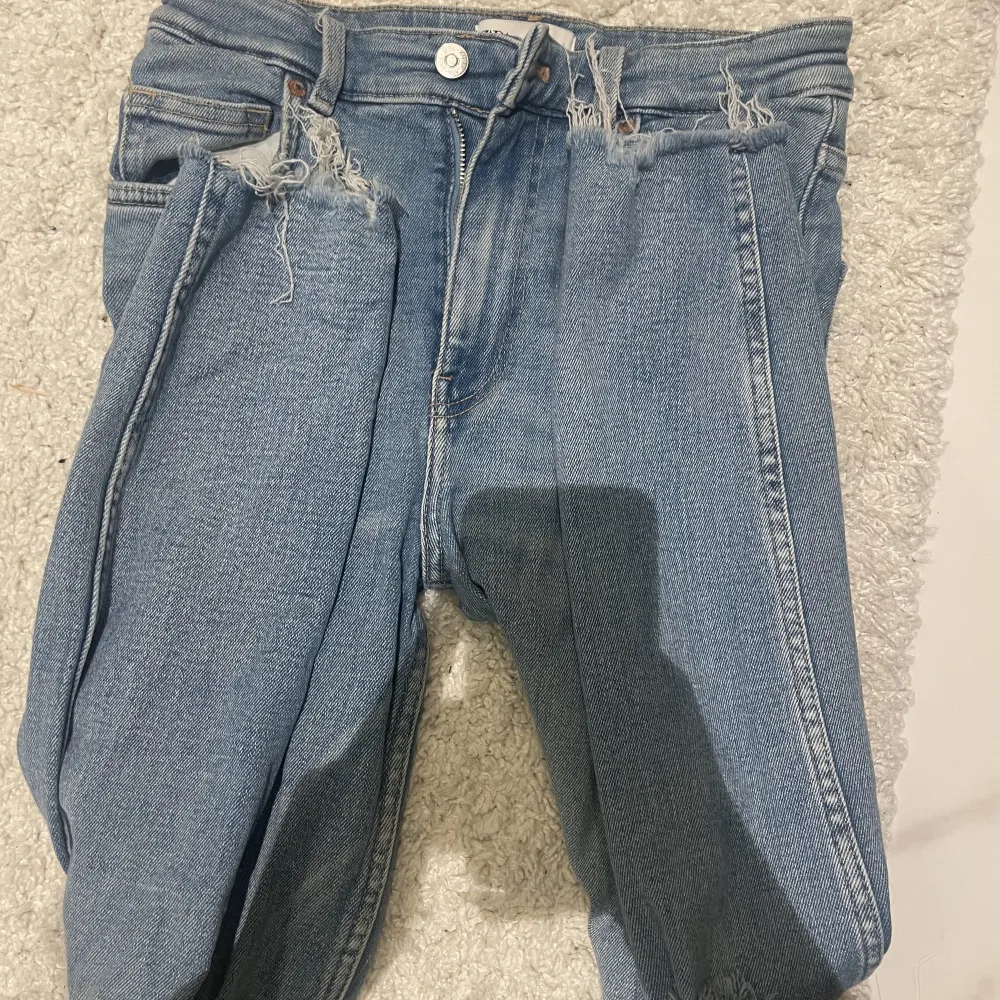 Slitna jeans från ZARA i storlek 36. Fint skick. . Jeans & Byxor.