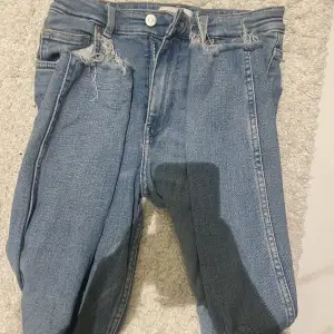 Slitna jeans från ZARA i storlek 36. Fint skick. 