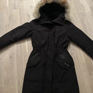 Canada gosse parka - Säljer min superfina canada gosse som jag köpte för 3 år sedan men kom tyvärr inte till användning Jackan är stl M och är hyfsat använd, kvitto finns och nypriset är 9 500 kr