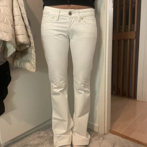 Vita lågmidjade jeans - Skit snygga vita bootcut lågmidjade jeans. Perfekt skick. 