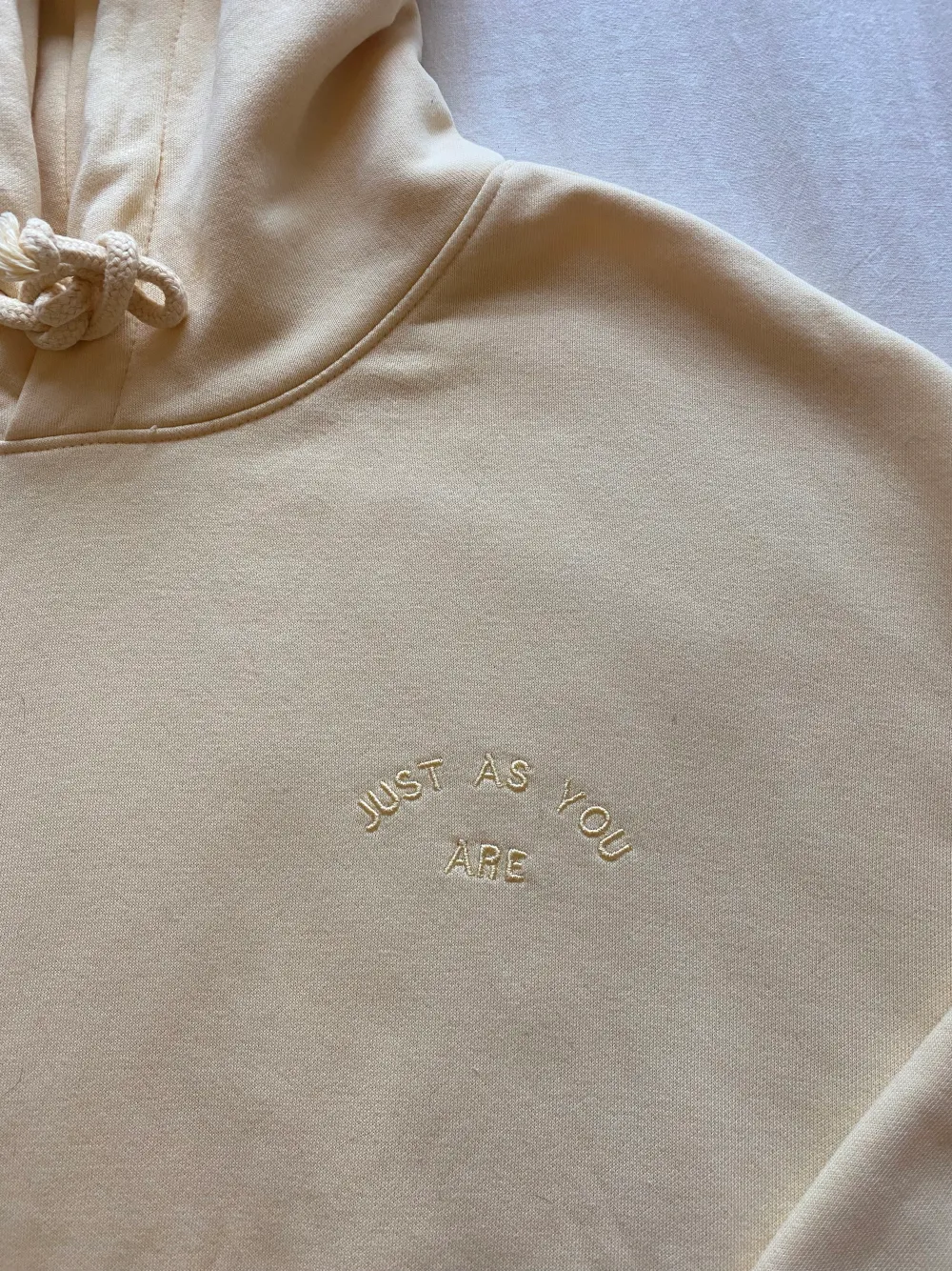 Supermjuk och skön ljusgul hoodie från H&M i storlek M. Det finns en text på vänster bröst ”just as you are”. Använd fåtal gånger därav nyskick. Säljer pga att den inte kommer till användning. . Hoodies.