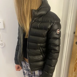 Vinterjacka - Väldigt försiktigt använd colmar jacka, nästan som ny 🤍 inköpt början av 2023 för 4990kr