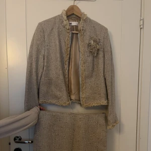 Kostym kavaj, kjol  - Väldigt fin kostym. Använd endast två gånger. 