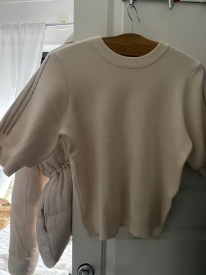 Superfin tröja med vackra detaljer  - Underbart material säljer pågrund av fem storlek. Aldrig använt, original pris 499 kronor säljer för 200 kronor 