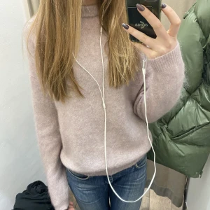 Acne stickad tröja - Tröjan kommer inte till användning därav säljer jag den :) tröjan är egentligen en oversized tröja men valde att köpa den i en mindre storlek så den sitter som en S.   Tröjan har en blandning av färger men främst rosa