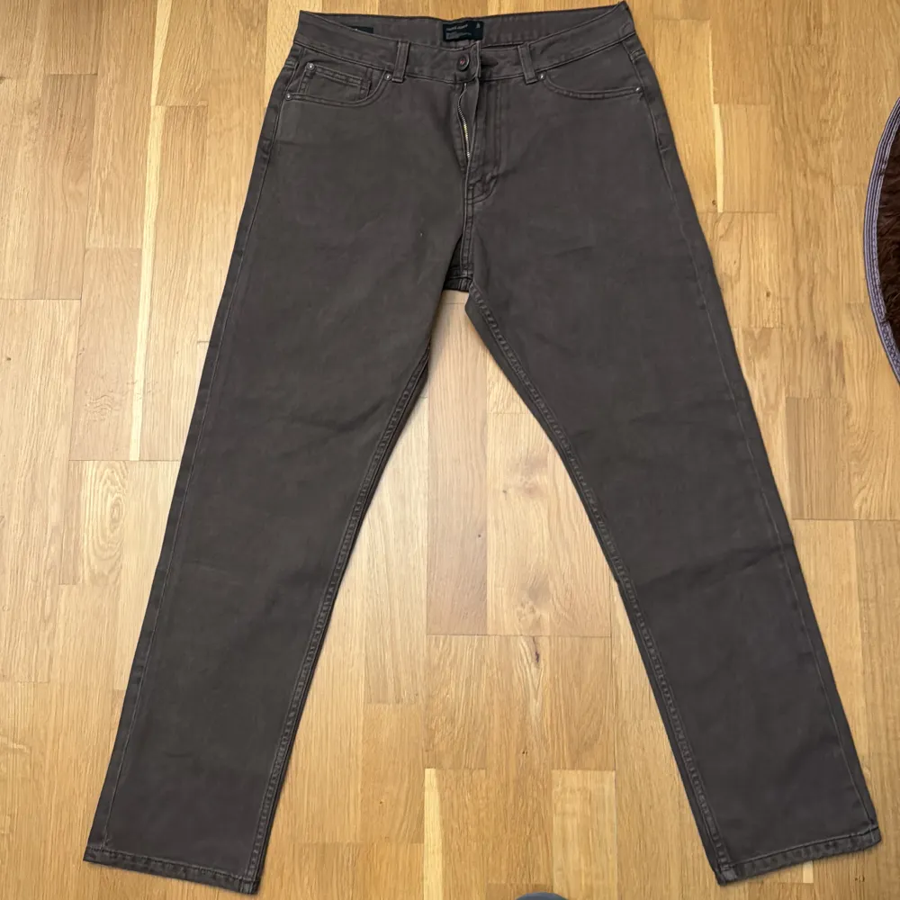 Ett par bruna jeans i 32-32 som är mindre i storleken så om du bär på 30 eller ev. 31 i midja så är det något som kommer sitta på dig väldigt bra, de är aldrig använda och väntas på att få en värdig ägare som kan bära upp jeansen.. Jeans & Byxor.