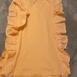  T-shirt -  Gillar inte hur den sitter på mig men annars är den jättefin och jättefina volanger ⭐️