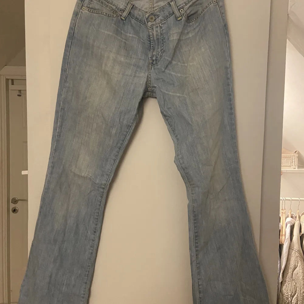 Levi’s Bootcut Jeans som är köpta Secondhand för ish 400kr. Står tyvär ingen storlek på dem men uppskattningsvis en 38/S. Kan återkomma med mått om så önskas☺️ Alldrig använda av mig och i väldigt bra skick! . Jeans & Byxor.