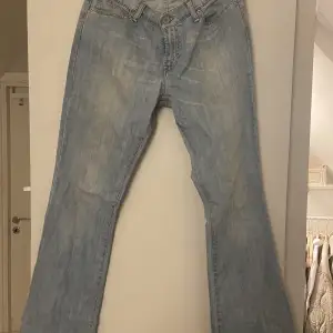 Levi’s Bootcut Jeans som är köpta Secondhand för ish 400kr. Står tyvär ingen storlek på dem men uppskattningsvis en 38/S. Kan återkomma med mått om så önskas☺️ Alldrig använda av mig och i väldigt bra skick! 
