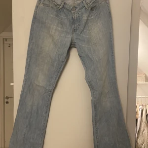 Vintage Levi’s Jeans  - Levi’s Bootcut Jeans som är köpta Secondhand för ish 400kr. Står tyvär ingen storlek på dem men uppskattningsvis en 38/S. Kan återkomma med mått om så önskas☺️ Alldrig använda av mig och i väldigt bra skick! 